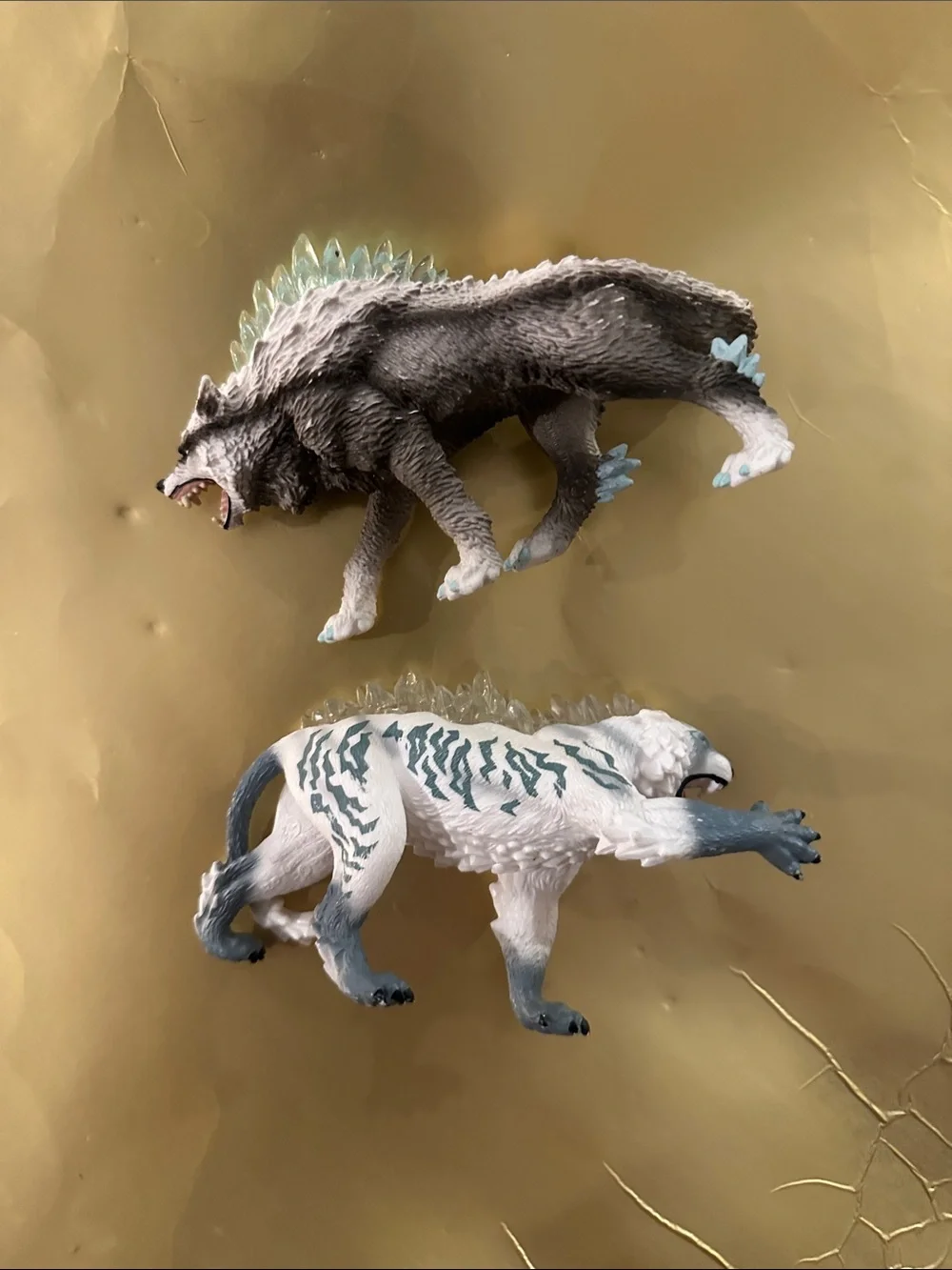 Schleich Eldrador Creatures Snow Wolf figure and Eldrador Ice Tiger